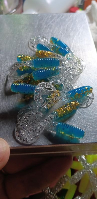 2&quot; Wiggle tail twisters 
16 per pack
Blue  💙 gold silver flake