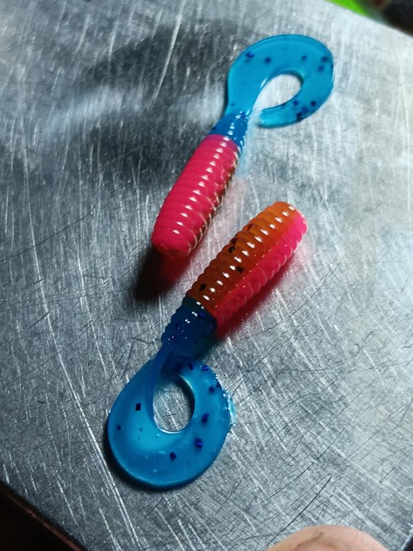 2&quot; Wiggle tail twisters 
16 per pack 
Brown hot pink 💗 blue