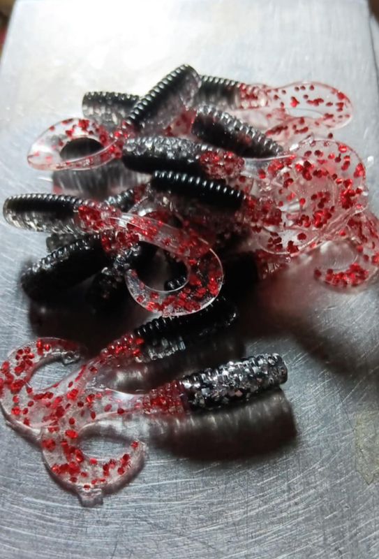 2" Wiggle tail twisters 
16 per pack 
Black silver red ♥ flake