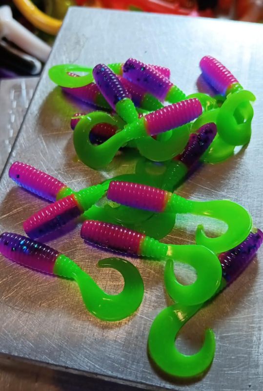 2" Wiggle tail twisters 
16 per pack
Purple pink Limetruse