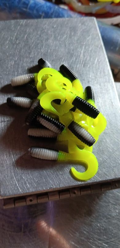 2" Wiggle tail twisters  16 per pack Black white Chartreuse