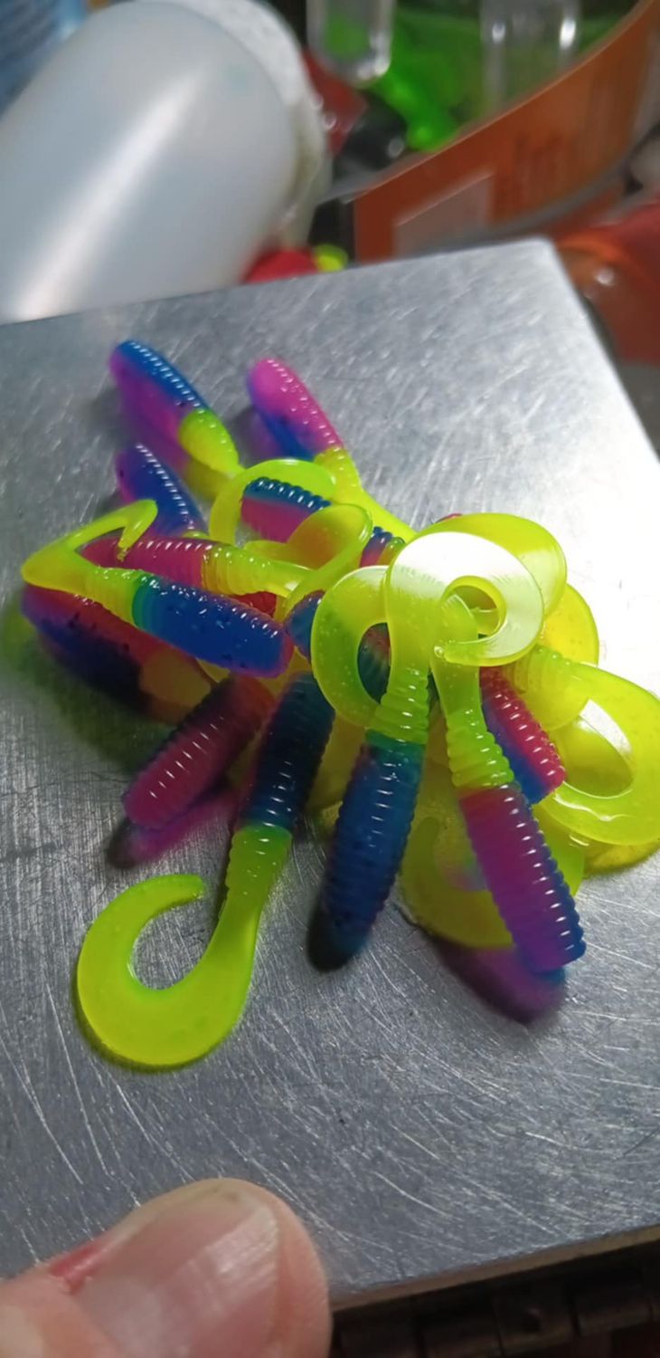 2" Wiggle tail twisters  16 per pack  Blue hot pink 💗chartreuse