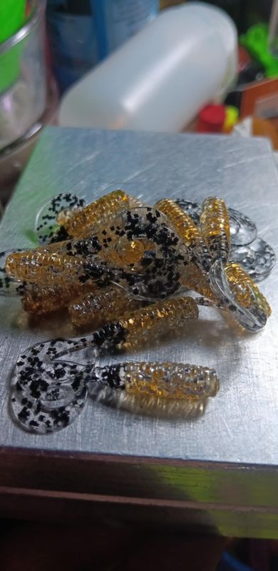 2" Wiggle tail twisters  16 per pack  Gold Silver black flake
