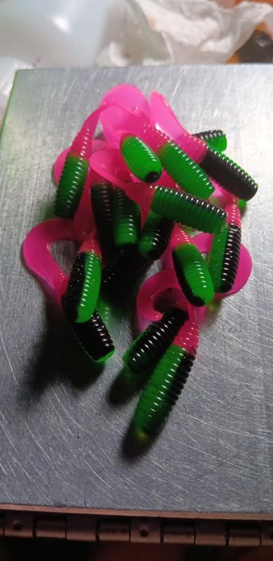 2" Wiggle tail twisters  16 per pack  Black Limetruse hot pink 💗