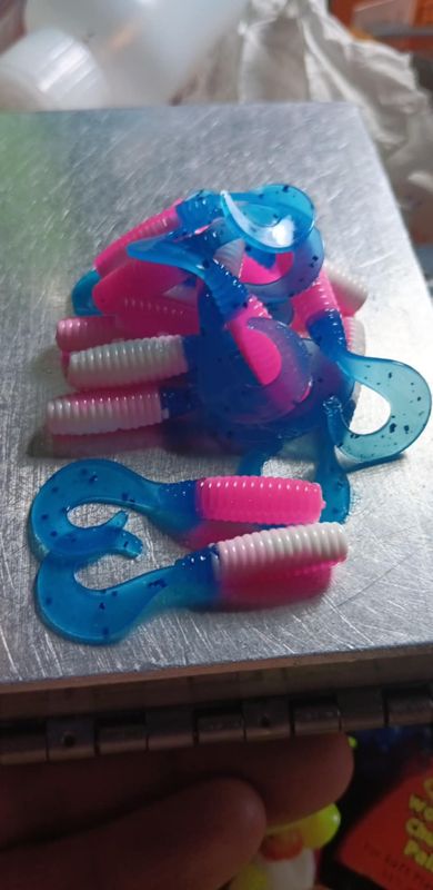 2" Wiggle tail twisters  16 per pack  Blue white hot pink 💕