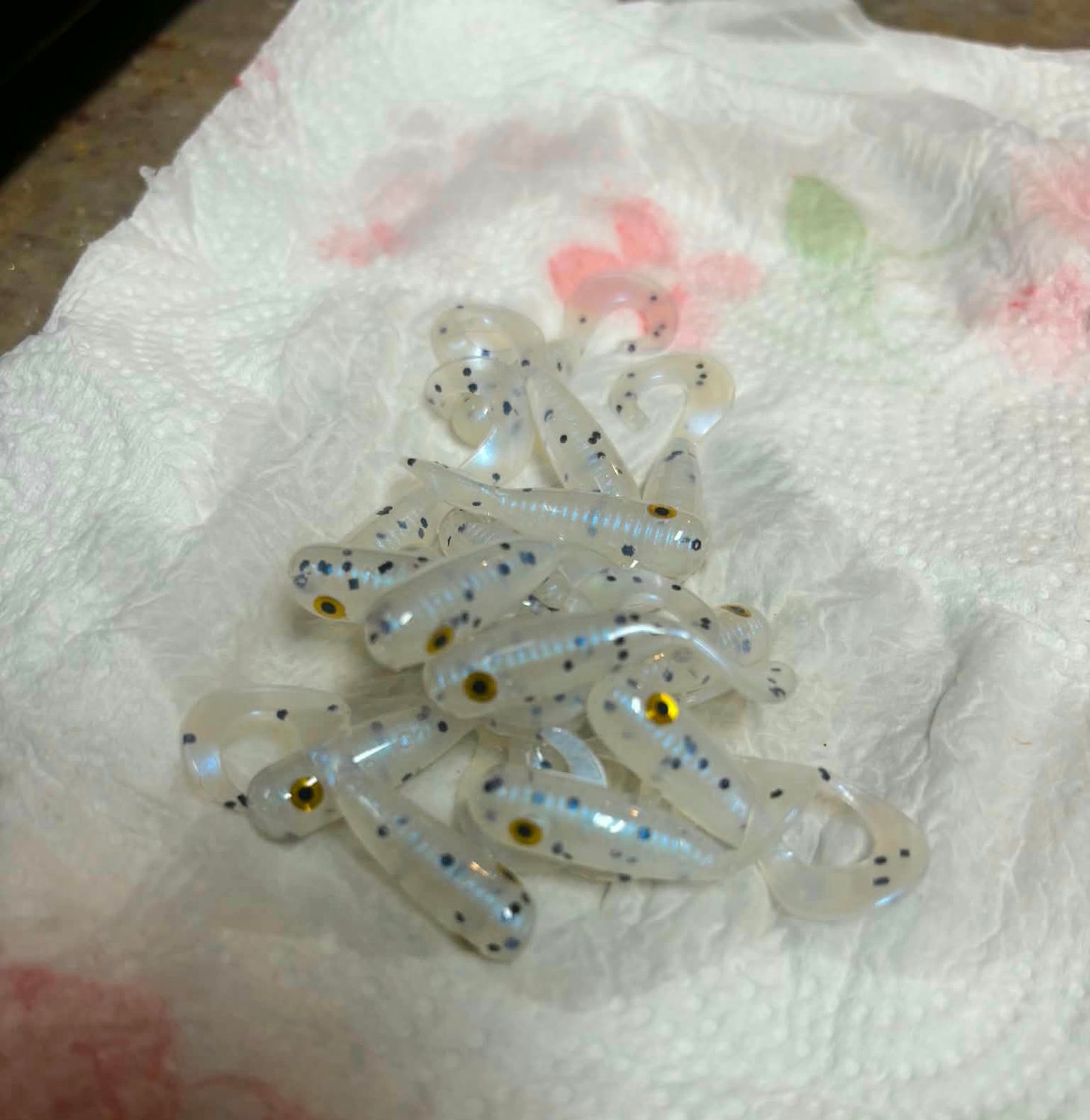 2" Wiggle tail twisters  16 per pack  Monkey milk (Blue pearl/black flake )