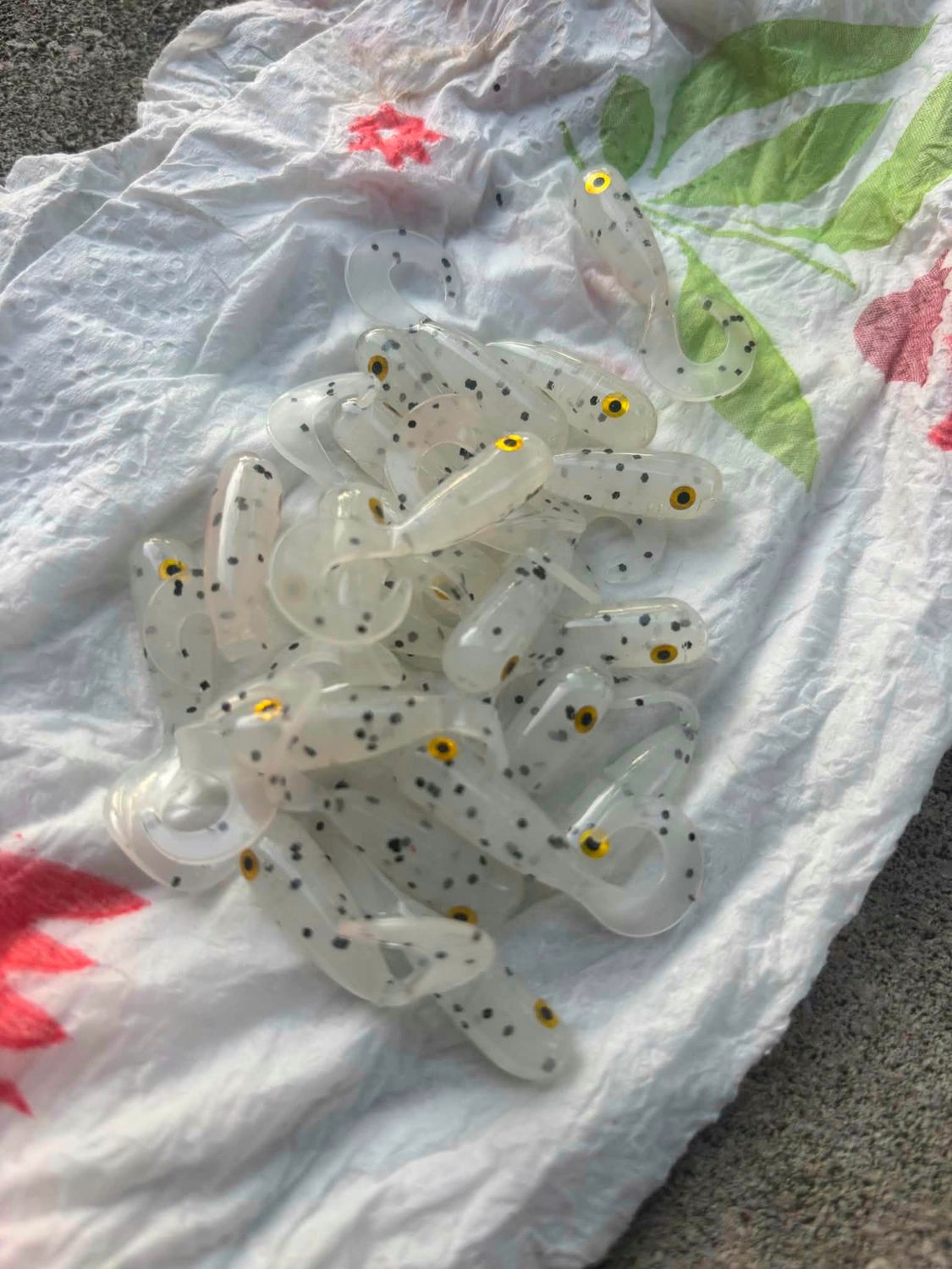 2" Wiggle tail twisters  16 per pack  Old fashion monkey milk (Transparent white/black flake )