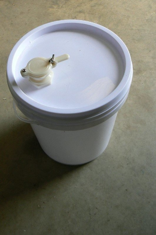 Plastic Bucket - with honey gate - 20L