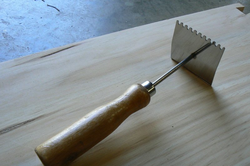 Queen Excluder Scraper Shovel