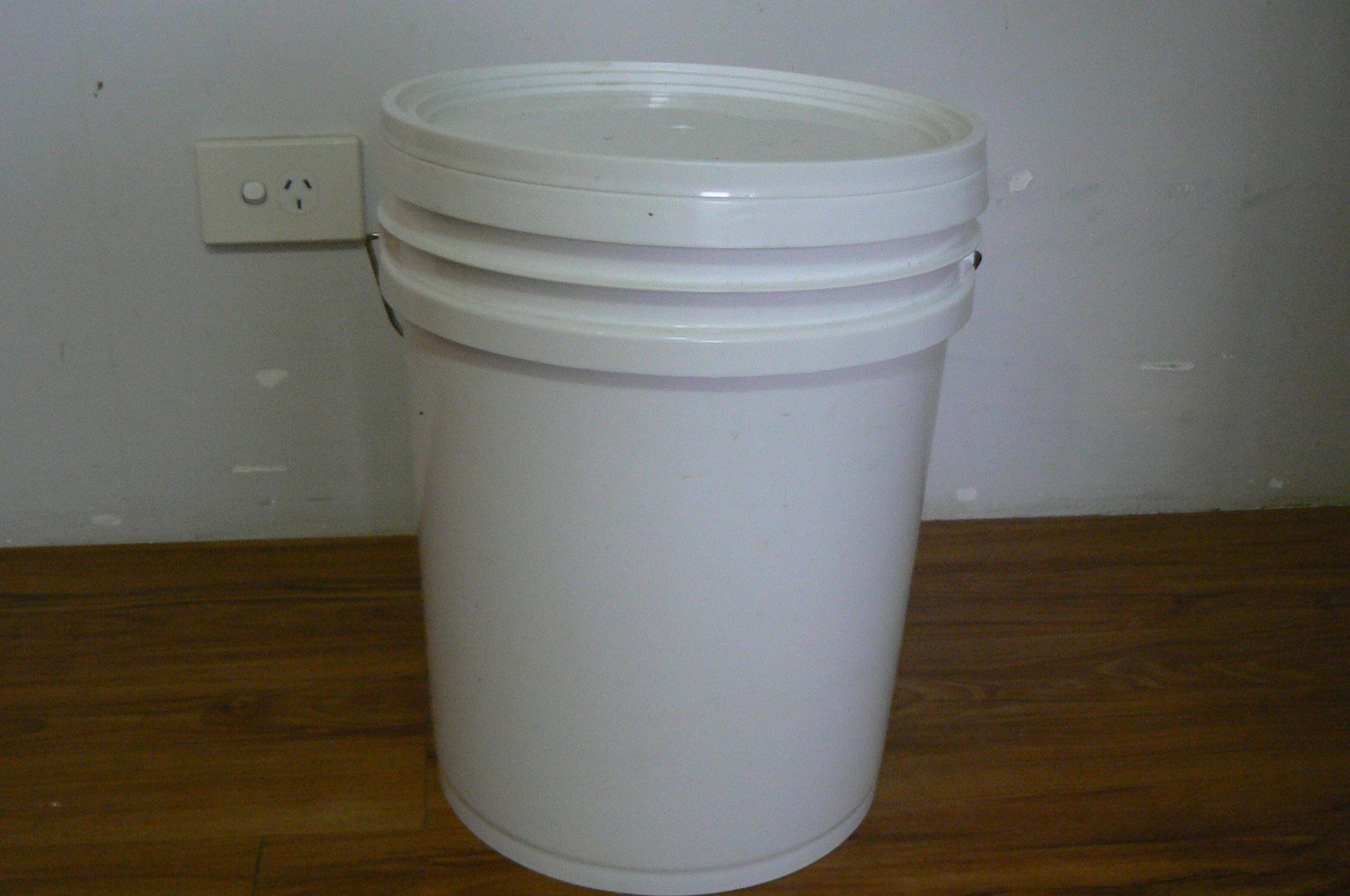 Plastic Bucket with Lid 20l