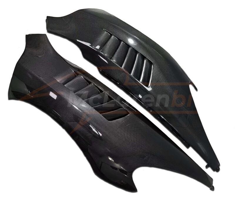 Front fender with louvres