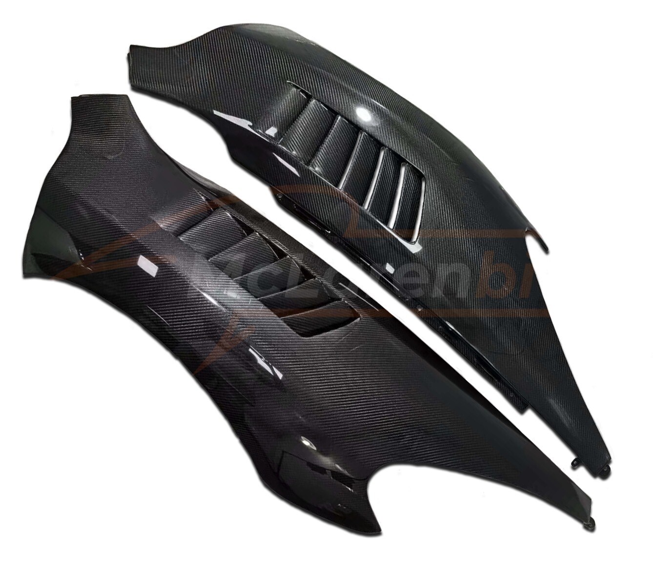 Front fender with louvres