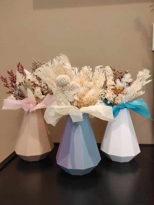 Vase "Deka" mit Trockenblumen und Seidenpapier