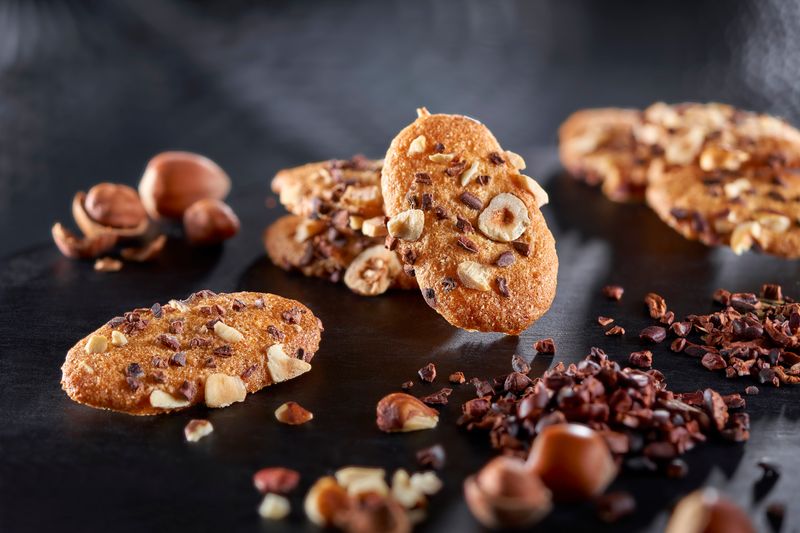 Maison Bruyère - krokante hazelnootkoekjes met cacao nibs