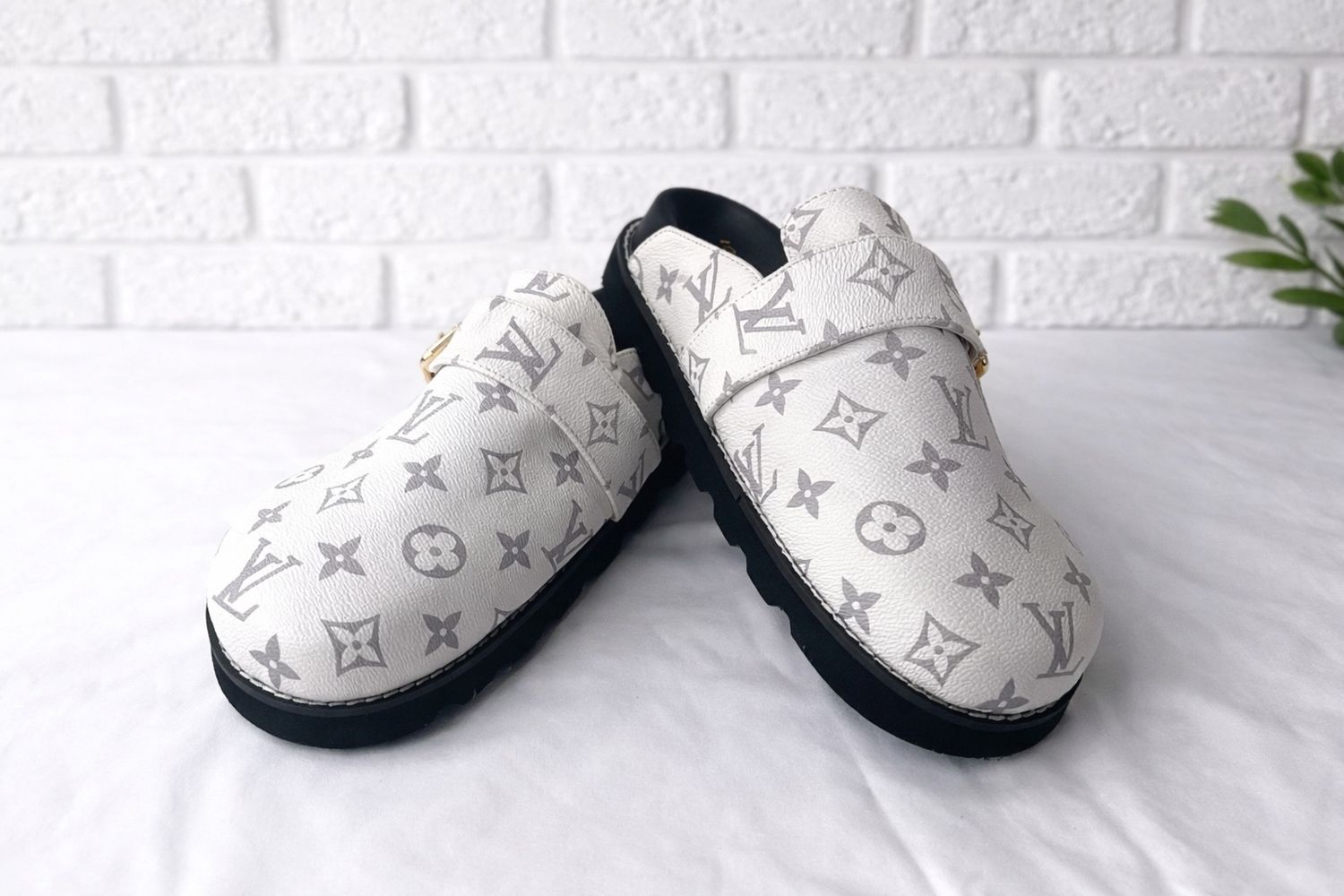 wonmen White LV slippers size 9