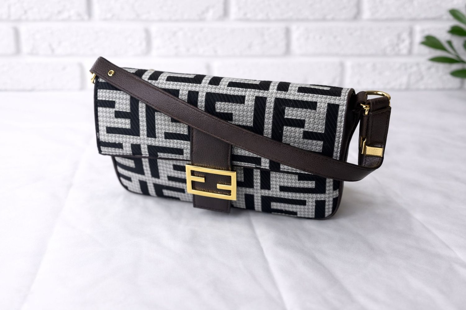 White and black Fendi bag, Crossbody
