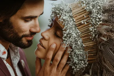 Vous êtres nés ensemble et ensemble vous resterez pour toujours. Vous resterez ensemble quand les blanches ailes de la mort disperseront vos jours.