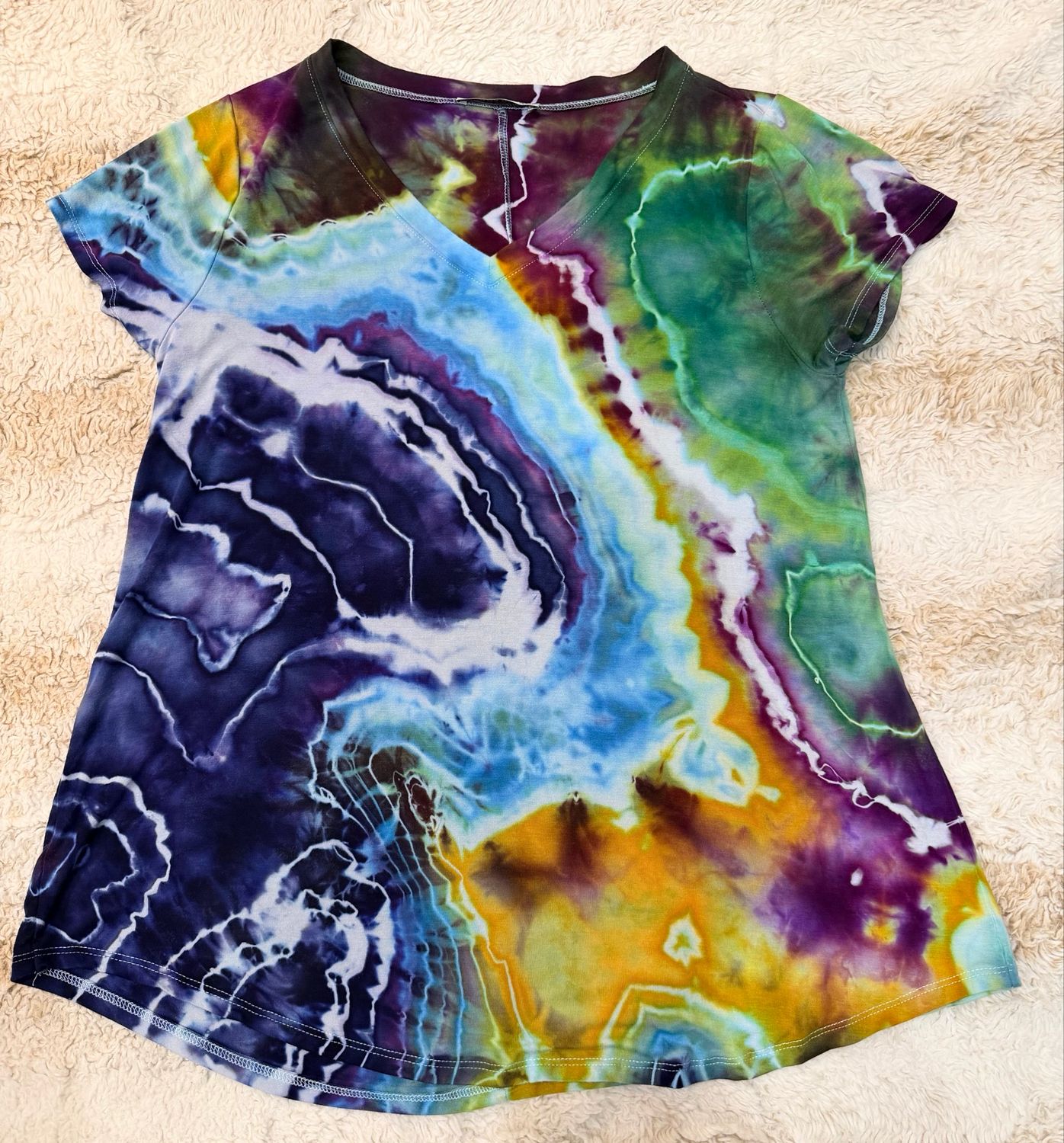 Soft rayon V Neck Short Sleeve Top. Size Large