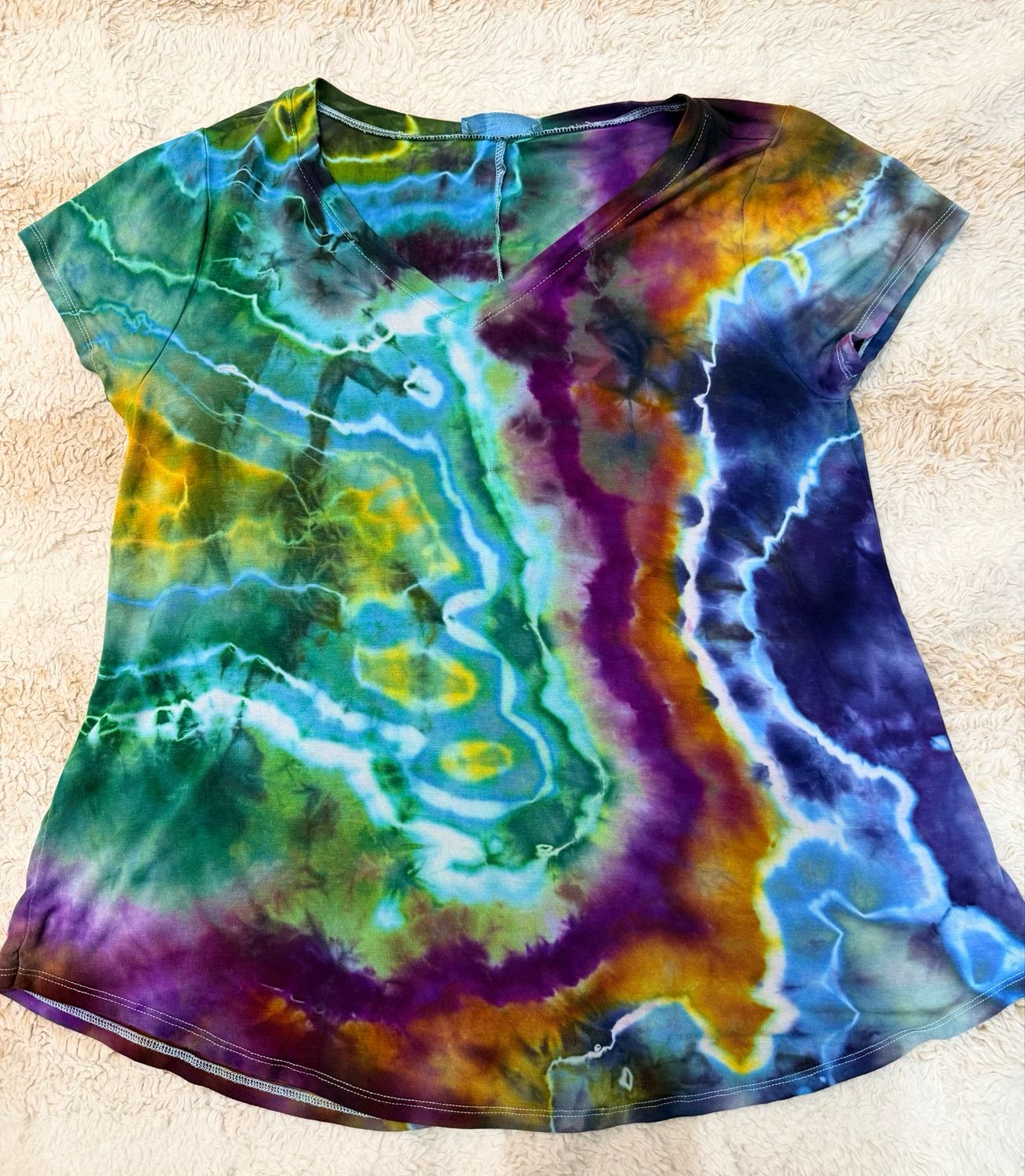 Soft rayon V Neck Short Sleeve Top. Size Large