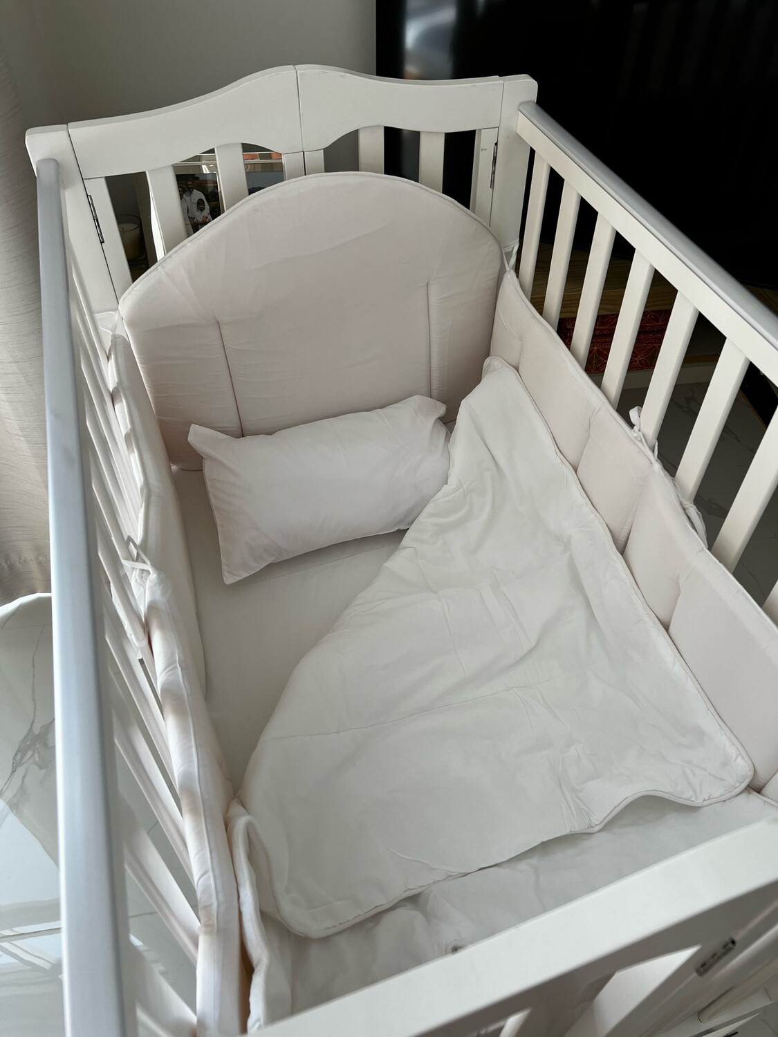 Wooden Baby Crib with Bumpers,Linens and Mosquito Net Please message us to check availability before ordering via chat.