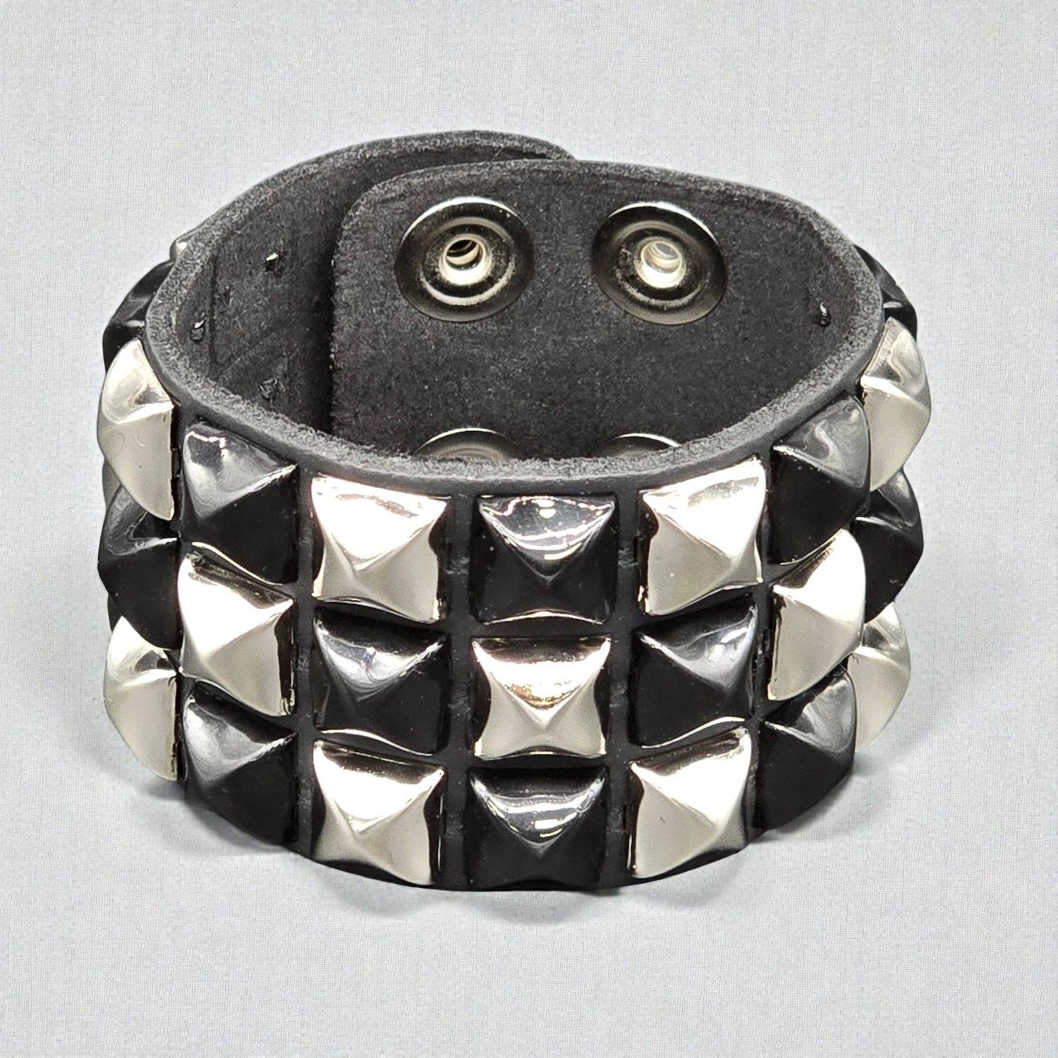 FB306 THREE PYRAMID STUD CHECKERED STUDDED SNAP CUFF