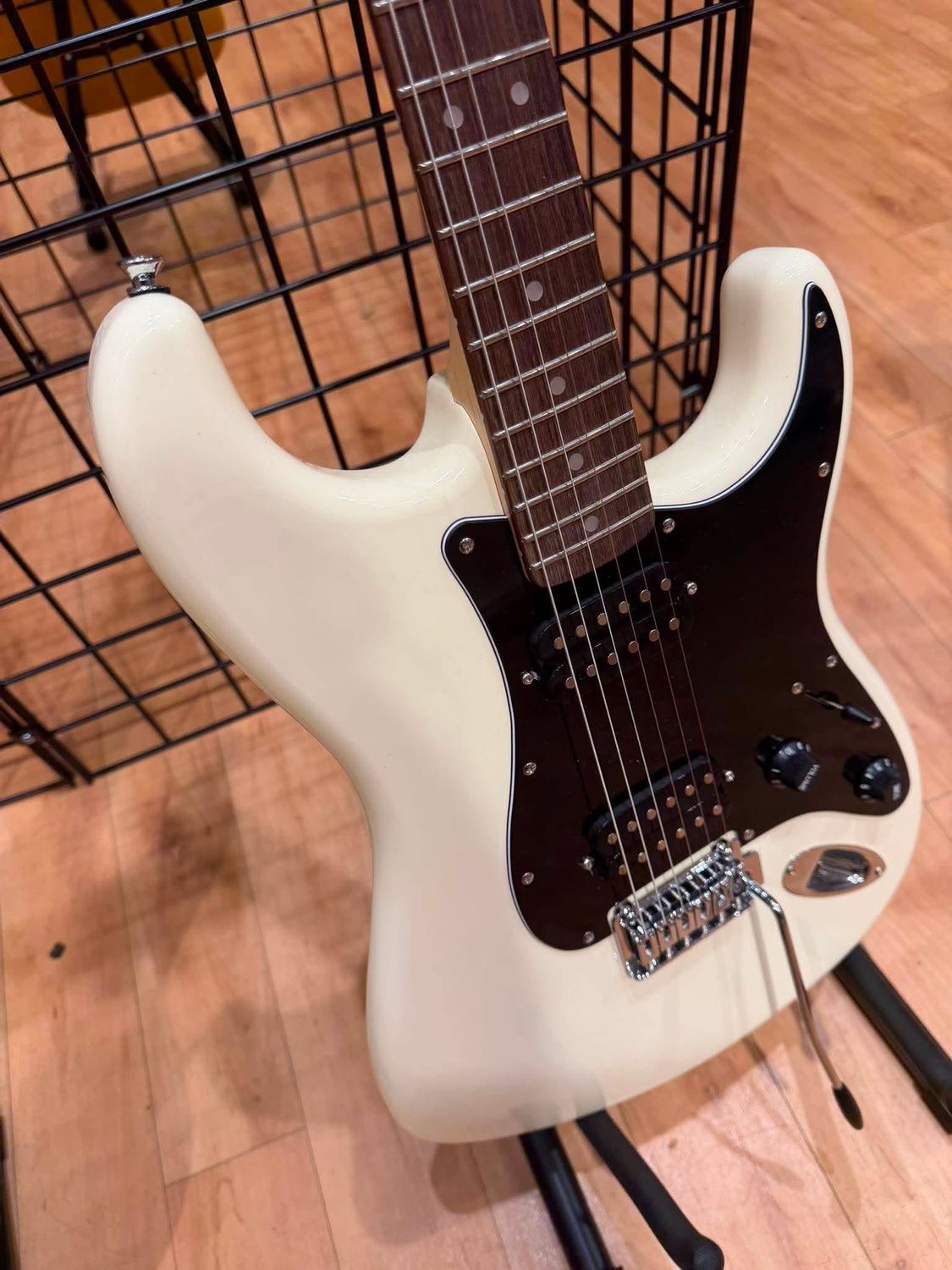 Affinity Strat Oly White