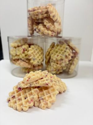 Witte chocoladewafeltjes met gedroogde framboos