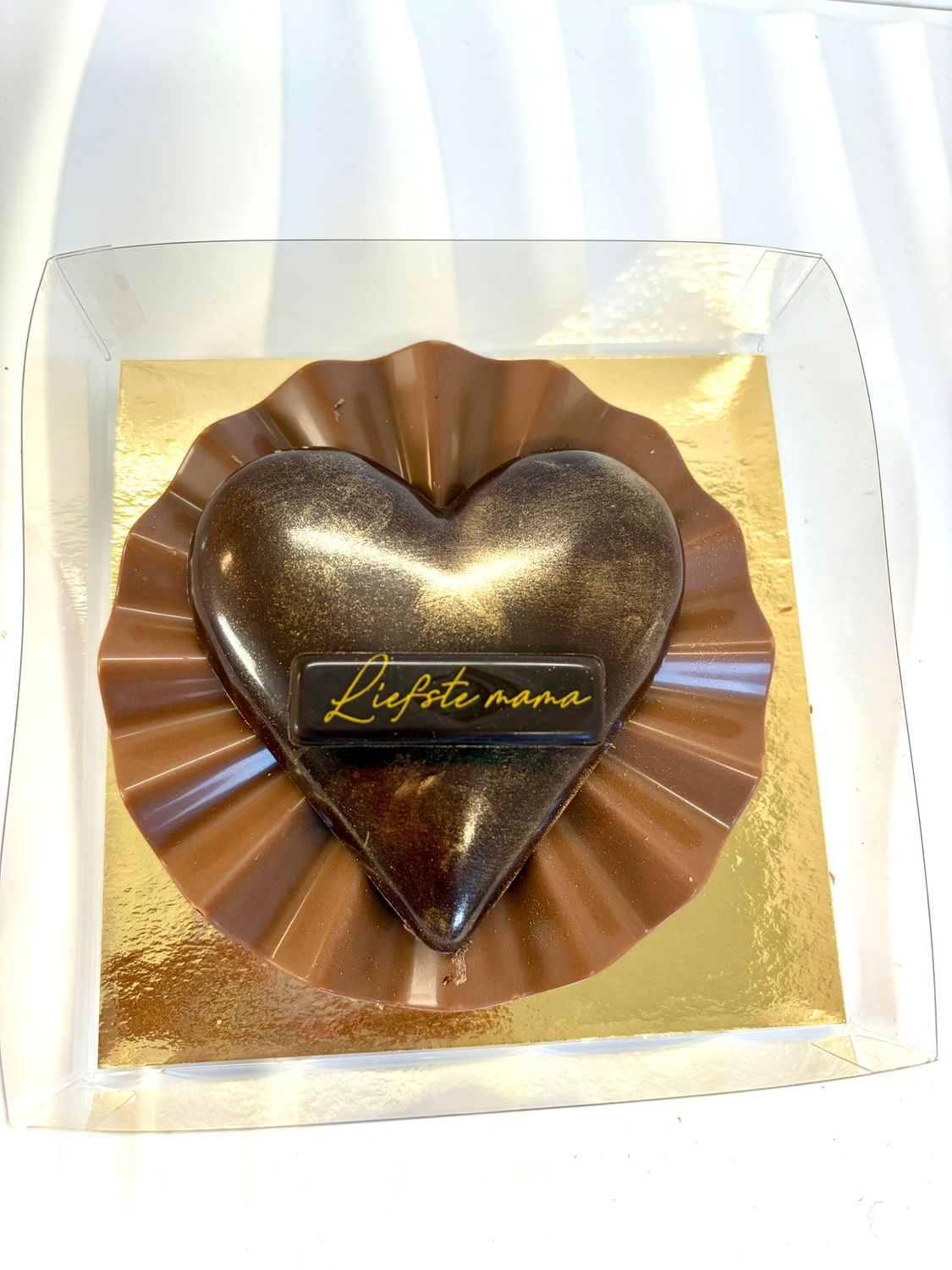 Hart gevuld met praliné op een chocolade-basis
