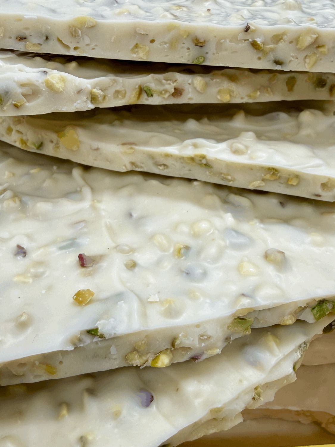 Witte chocolade met stukjes pistache
