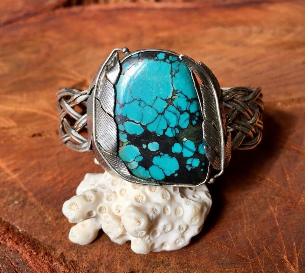 Pulsera estilo nativo elaborada con plata 950 y una turquesa de Arizona