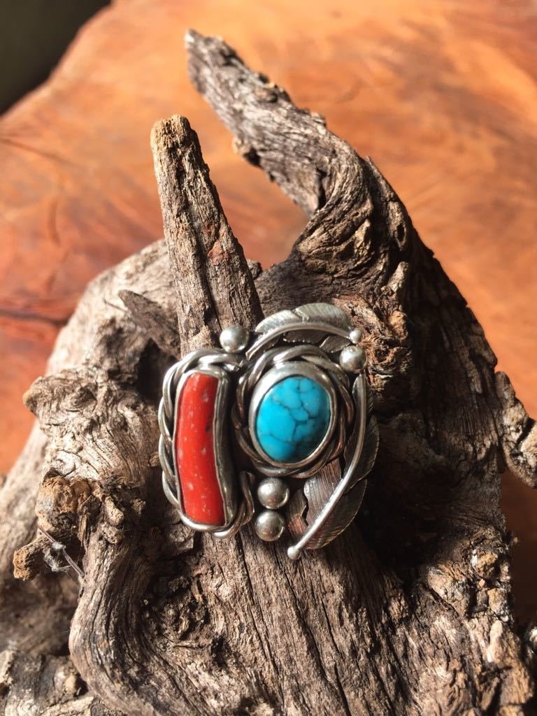 Anillo estilo nativo, elaborado con plata 950 acompañado por una turquesa de Arizona y coral rojo de Sargdenia.