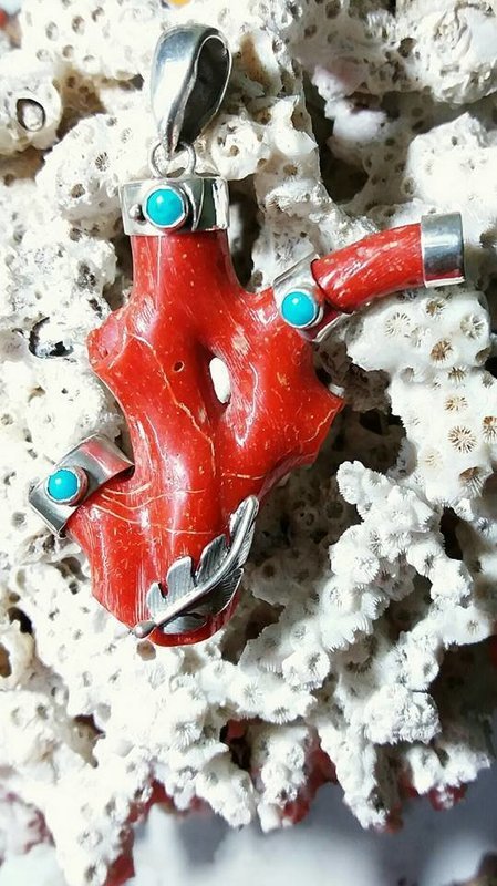 Coral rojo de Sargdenia montado con plata 950, acompañado por tres turquesas