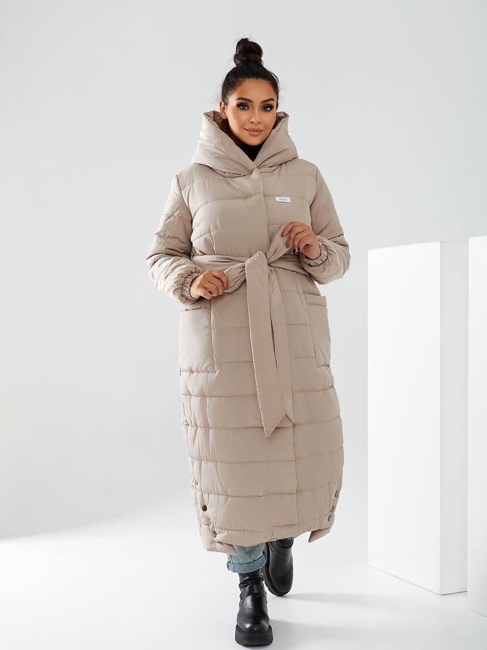 Пальто-пуховик довгий приталений з капюшоном. Колір бежевий
