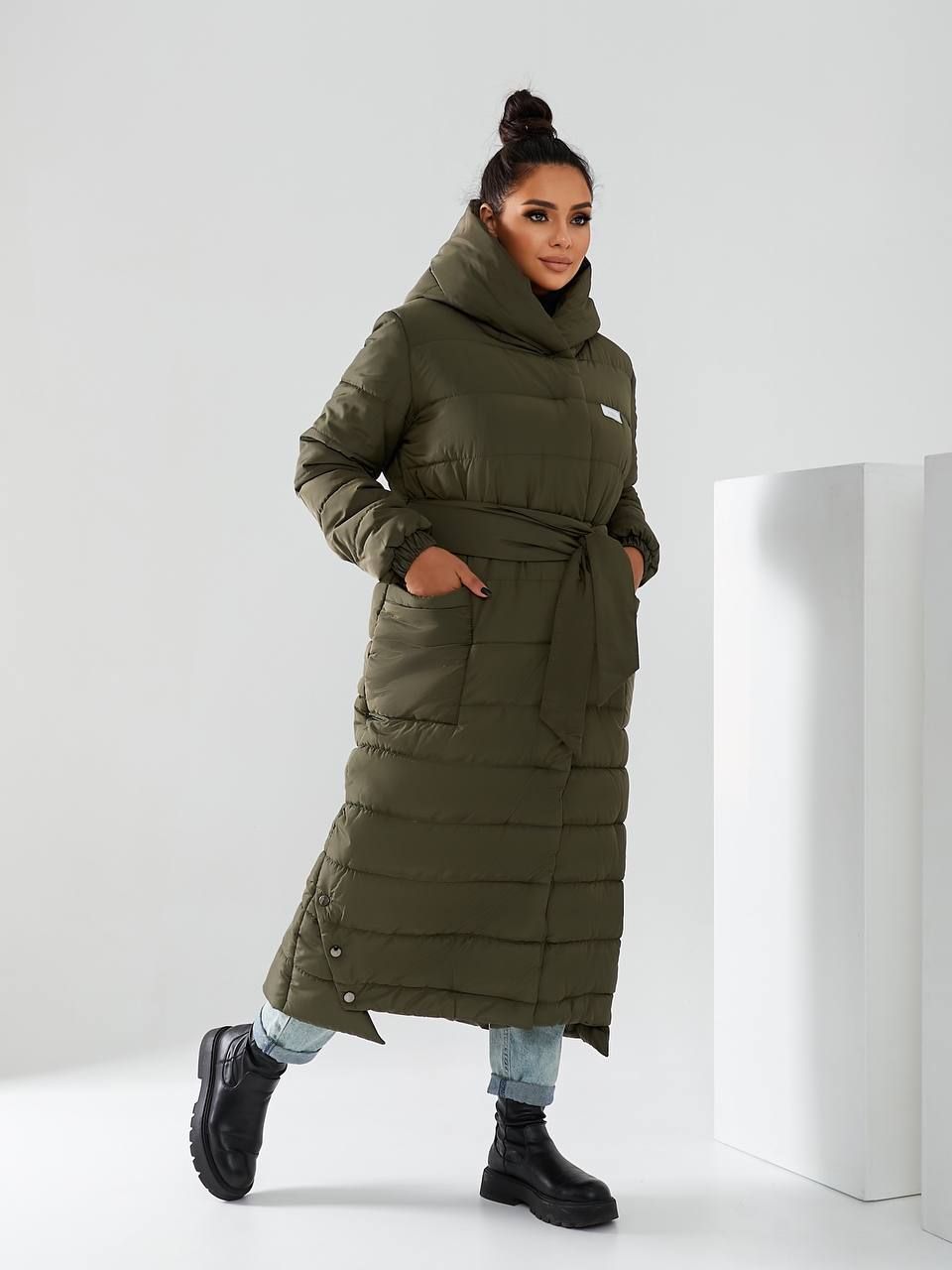 Жіночий пуховик з капюшоном на змійці і кнопки. Колір хакі.
