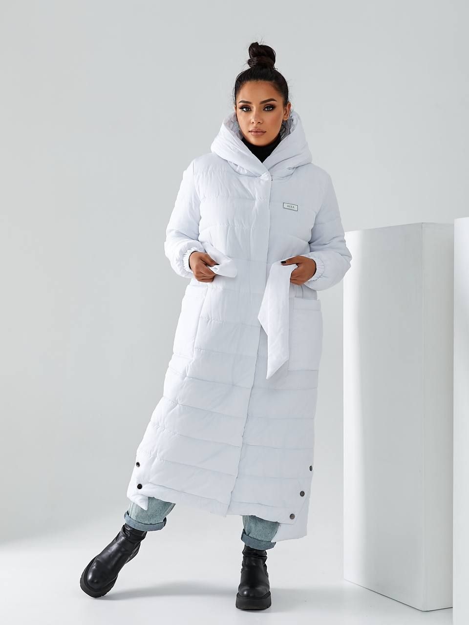 Пальто-пуховик довгий приталений з капюшоном. Колір білий