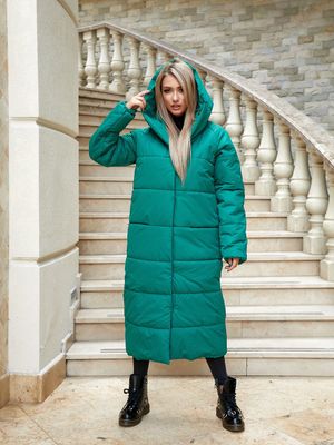 Стильне довге стьобане жіноче пальто. Колір зелений