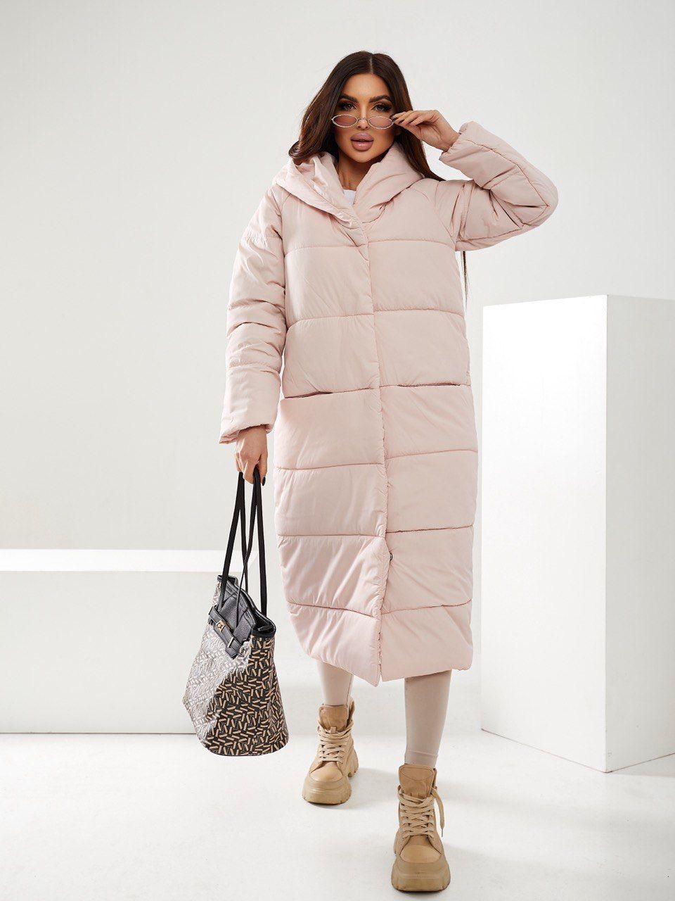 Жіноче зимове пальто оверсайз з капюшоном. Колір пудра