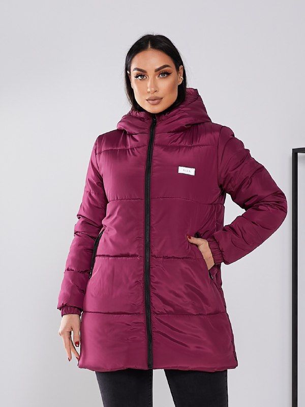 Зимова жіноча куртка середньої довжини з капюшоном. Колір бордо