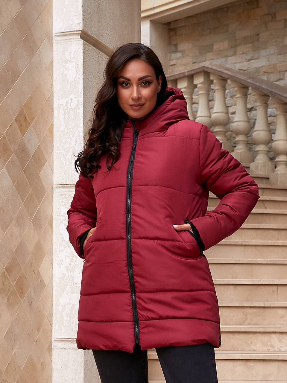 Зимова жіноча куртка середньої довжини з капюшоном. Колір бордо