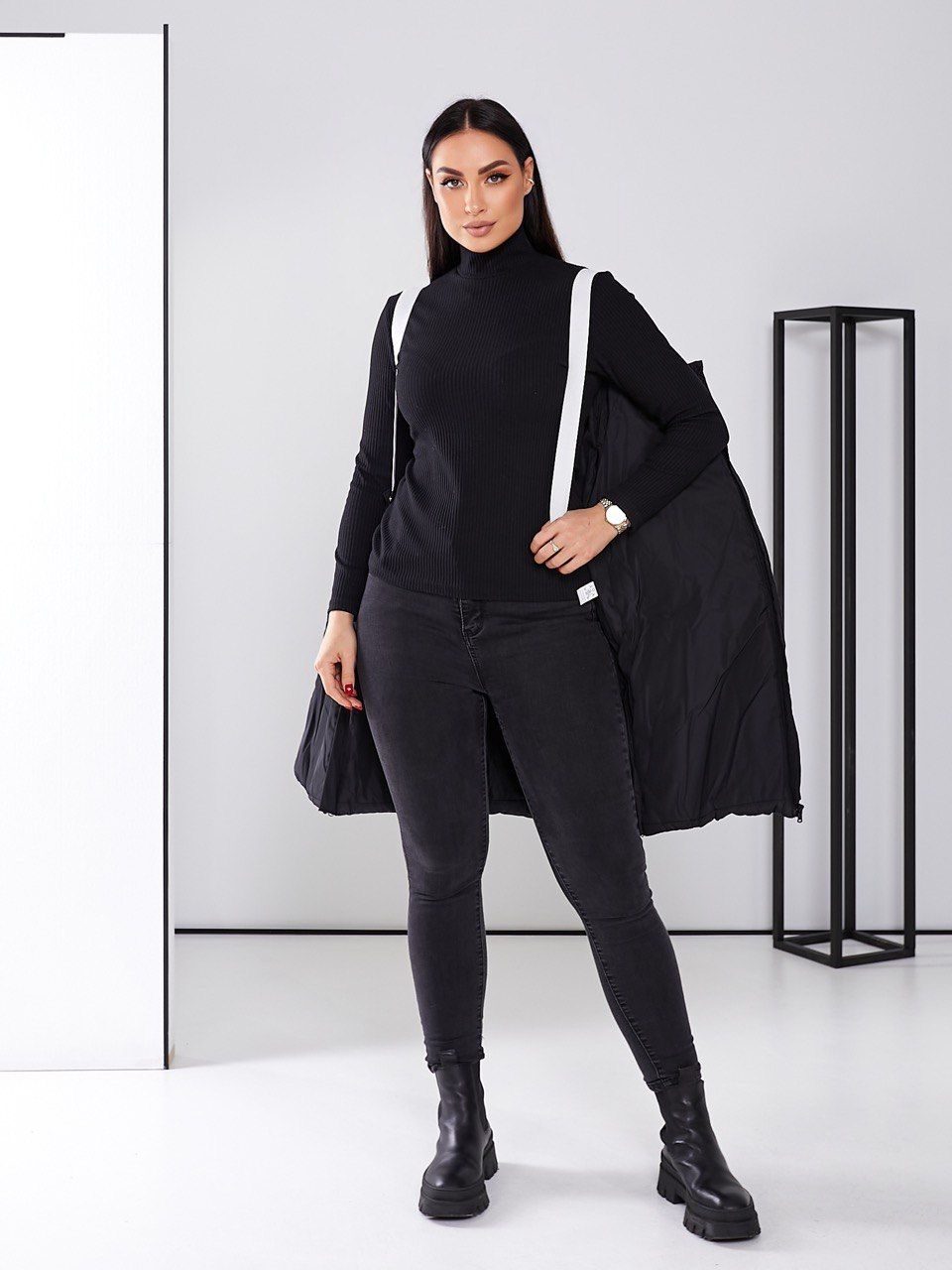 Зимова куртка середньої довжини. Колір чорний