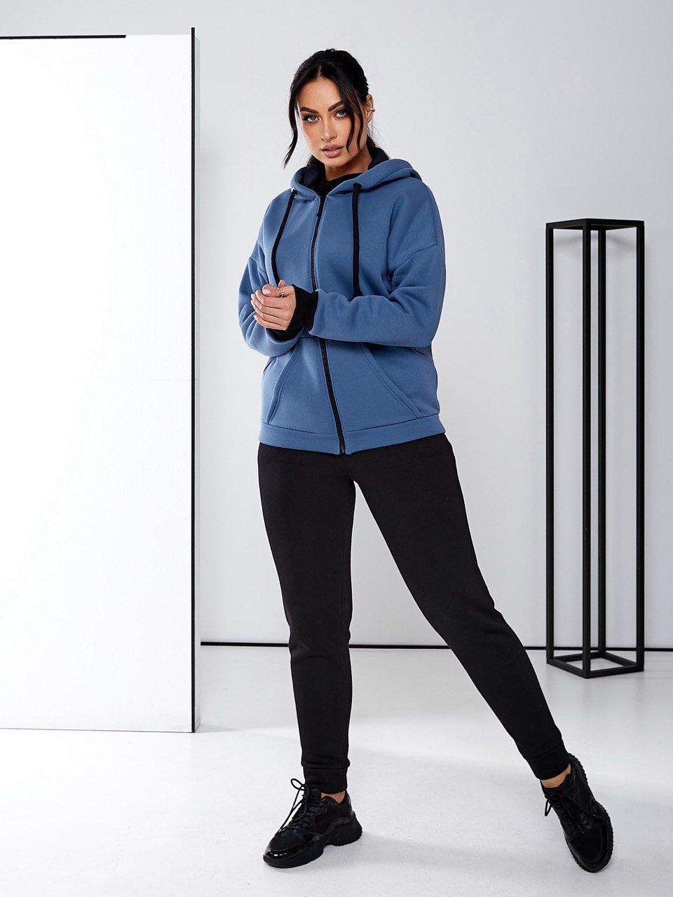 Жіночий спортивний теплий костюм синя толстовка чорні штани