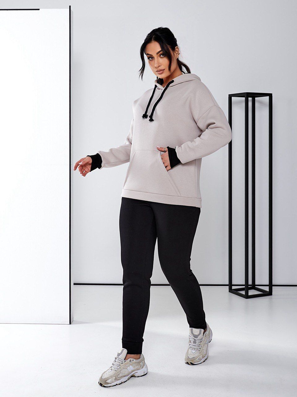 Теплий спортивний костюм жіночий світле худі чорні штани