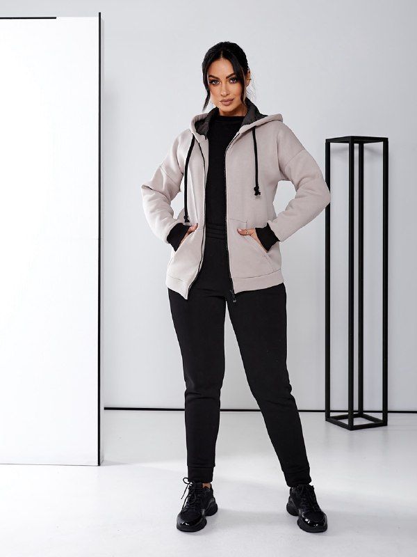 Жіночий спортивний теплий костюм біла кофта чорні штани