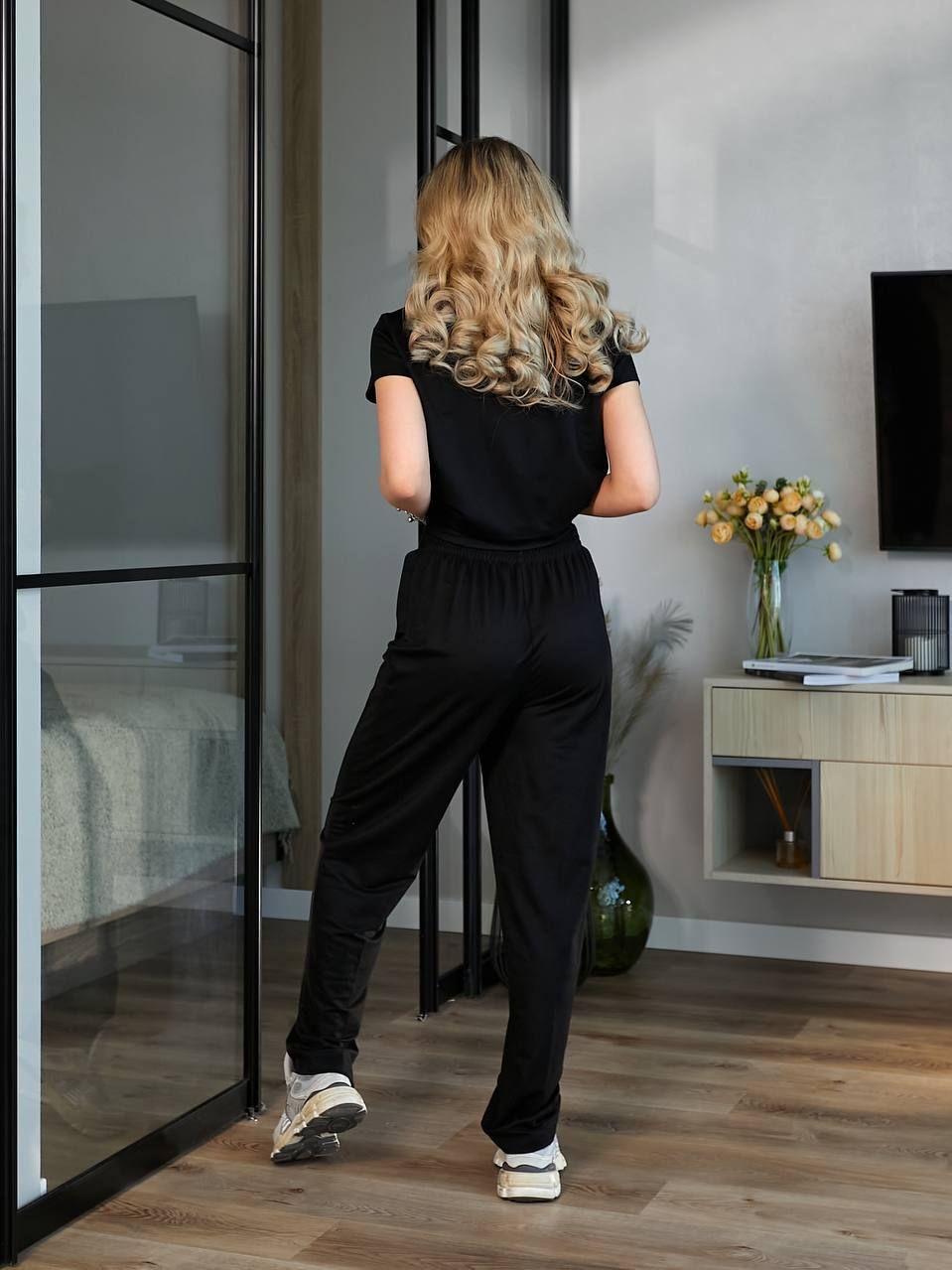 Жіночий літній класичний чорний костюм брючний