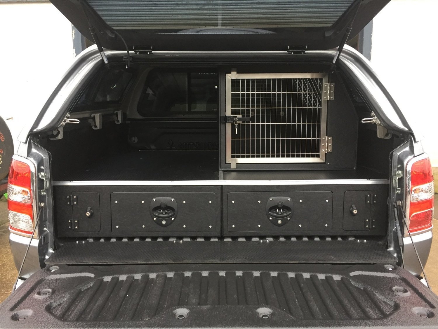 Hunter Single Dog Box Pick Up System for VW Amarok