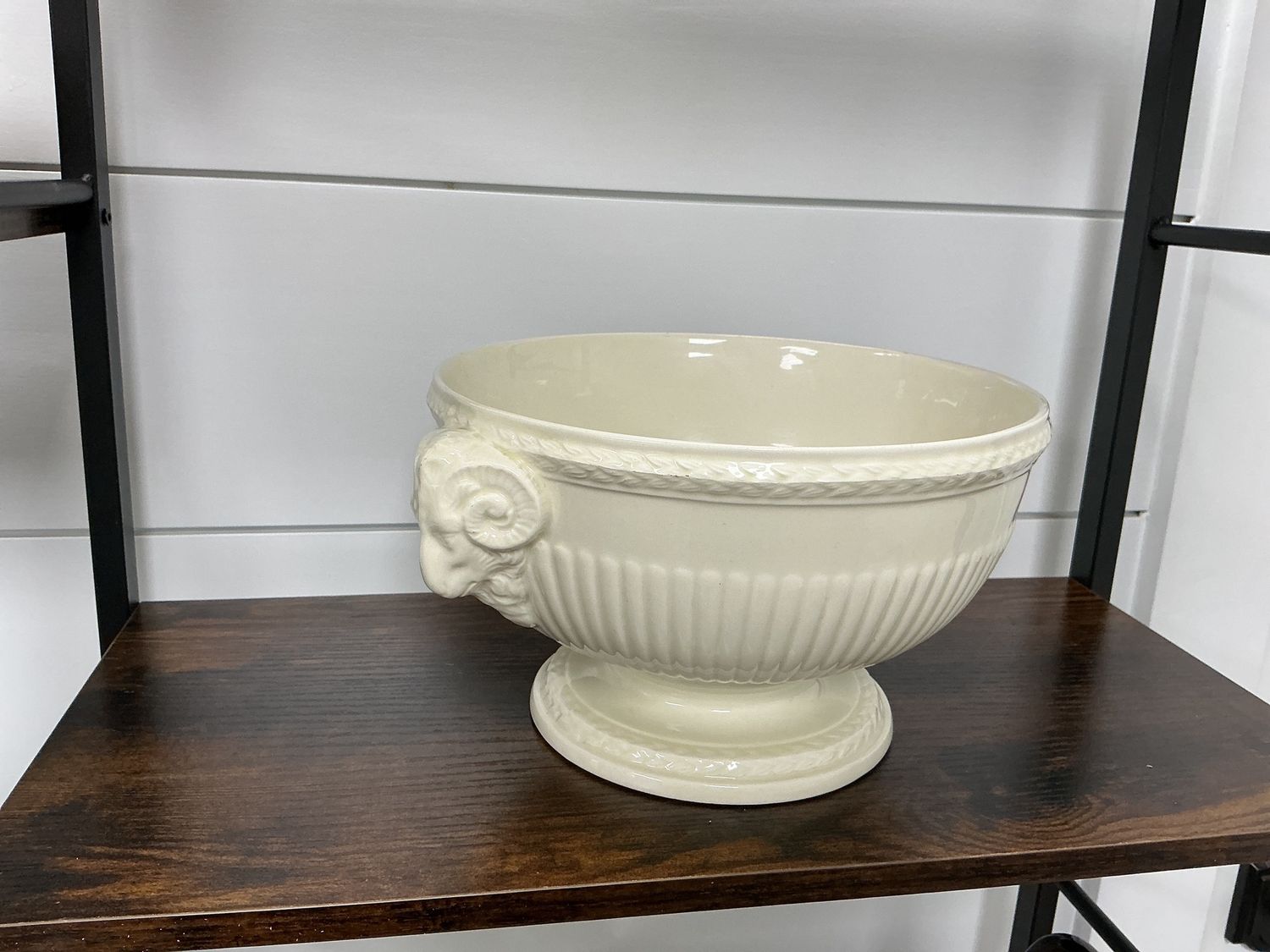 Pedestal bowl