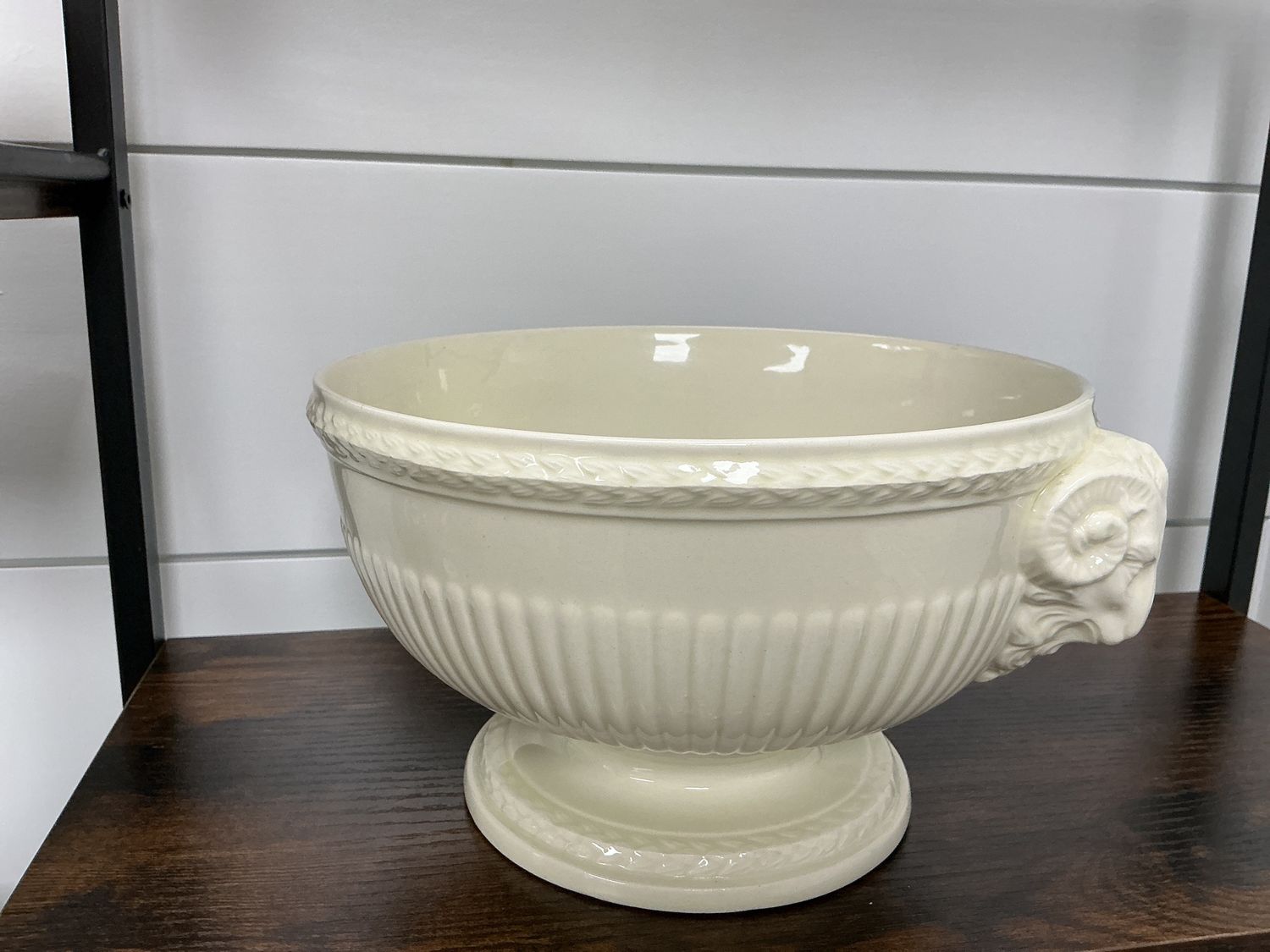 Pedestal bowl
