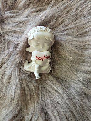 Mädchenfigur mit Herz
