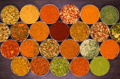 24 Gewürzzubereitungen aus aller Welt