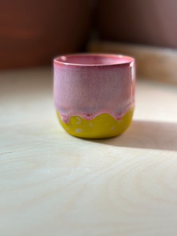 Rosa och gul mugg